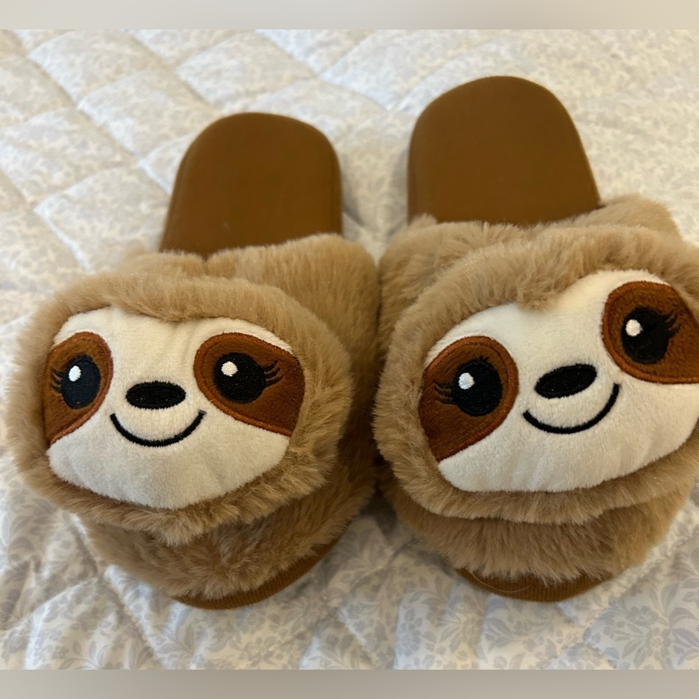 Cute Sloth Fuzzy Slippers new Women 6/7 - Picture 1 of 5